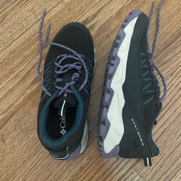 Columbia hiking sneakers like new! Size 5.5. Worn once. - Picture 2 of 5